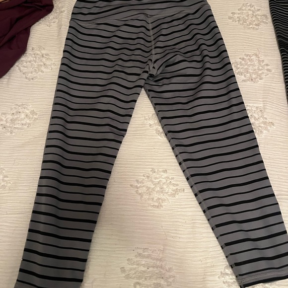 2 pairs of athletica leggings for sale. - Picture 4 of 7